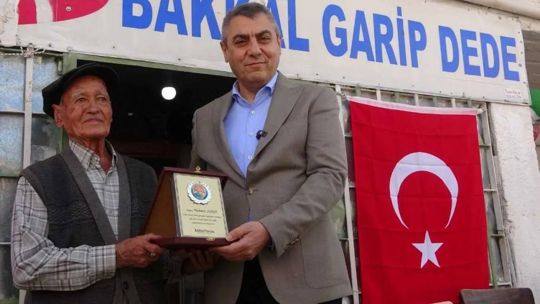 Mersin’de 90 Yaşındaki Garip Dede Yılın Esnafı Seçildi 7